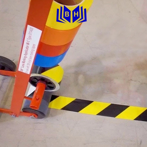 Băng dính dán nền vàng đen 5cm 33m